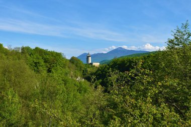 Hırvatistan 'ın Lika-Senj ilçesindeki Korana kanyonu üzerindeki Dreznik eski kale kulesinin manzarası