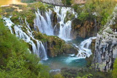 Hırvatistan 'ın Lika-Senj ilçesindeki Plitvice göllerindeki şelaleler ulusal parkı gösteriyor