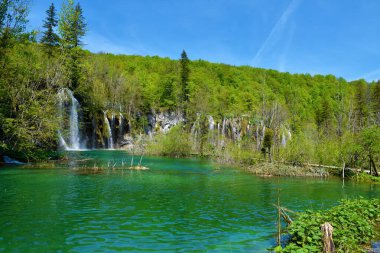 Hırvatistan 'ın Lika-Senj ilçesindeki Plitvice göllerinin tepesindeki Milino Jezero Gölü ve Mali Prstavac şelalesi ve orman manzarası
