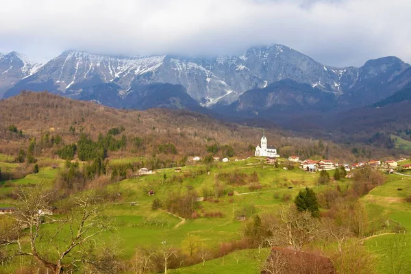 Malowniczy Widok Wieś Dreznica Pobliżu Kobaryku Słowenia Górami Alpach Julijskich — Zdjęcie stockowe