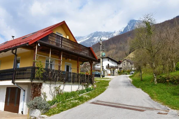 Kosec Pueblo Cerca Dreznica Eslovenia Con Montaña Los Alpes Julianos —  Fotos de Stock
