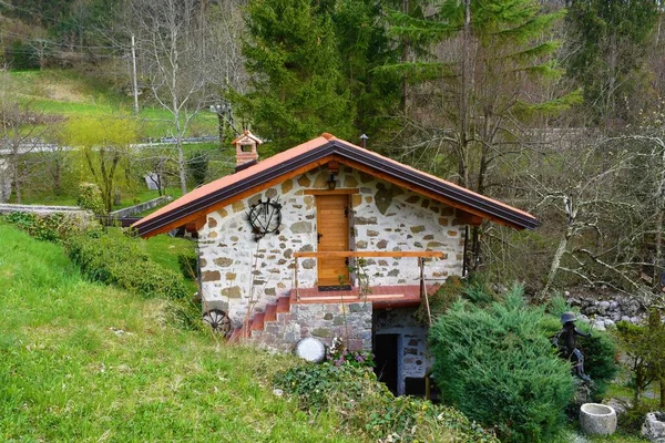 Slovenya 'nın Kobarid kenti yakınlarındaki Dreznica köyündeki küçük taş ev.