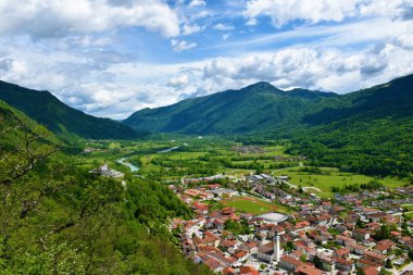 Kobarid havzası ve üzerinde İtalyan mezarlığı olan Kobarid kasabası ve Primorska, Slovenya 'daki havzanın üzerinde yükselen dağlar görülüyor.