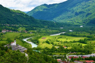 Kobarid havzası ve Slovenya 'nın Primorska kentinde Soca nehri bulunan İtalyan mezarlığı manzarası