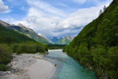 Slovenya 'nın Primorska kentindeki Bovec' in yukarısındaki Julian Alplerinde Svinjak dağı ve diğer dağlarla Soca nehrinin manzarası