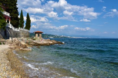 Hırvatistan 'ın Opatija kentindeki Adriyatik Denizi kıyısındaki plaj