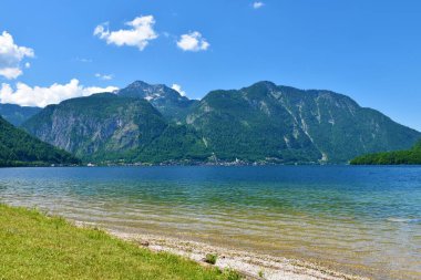 Yukarı Avusturya ve Hallstatter 'in Salzkammergut bölgesindeki Hallstatt köyü üzerindeki Dachstein dağlarının görüntüsü