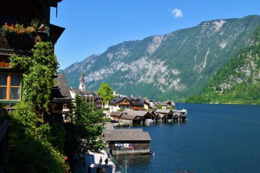 Hallstatt kasabasının Hallstatter kıyısındaki manzarası Yukarı Avusturya 'nın Salzkammergut bölgesindeki Dachstein dağlarına bakın.