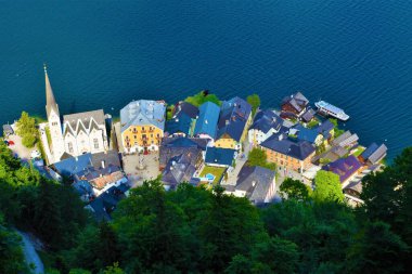 Hallstatt kasabasının Hallstatter kıyısındaki hava manzarası Yukarı Avusturya 'nın Salzkammergut bölgesinde