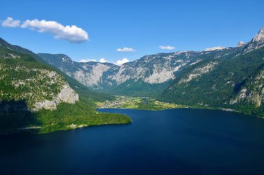 Dachstein dağları ve Hallstatter manzarası Yukarı Avusturya 'nın Salzkammergut bölgesinde ve kıyıdaki Obertraun köyünde