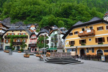 Hallstatt, Avusturya - 13 Haziran 2023: Yukarı Avusturya 'nın Salzkammergut bölgesindeki Hallstatt kasabasının merkez meydanı
