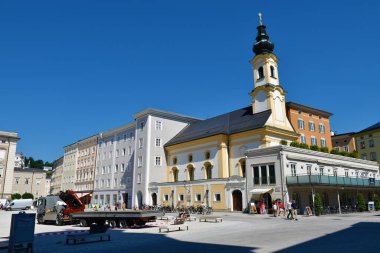 Salzburg, Avusturya - 14 Haziran 2023: Avusturya 'nın Salzburg şehir merkezinde bulunan Residenzplatz Meydanı' ndaki Aziz Michael Kilisesi