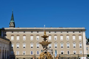 Avusturya 'nın Salzburg şehir merkezinde Residenzplatz' da DomQuartier Salzburg Müzesi ve Residenzbrunnen çeşmesi