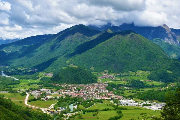 Yazın Slovenya 'nın Primorska kentindeki Tolmin şehri ve ormanı üzerindeki dağlar görülüyor