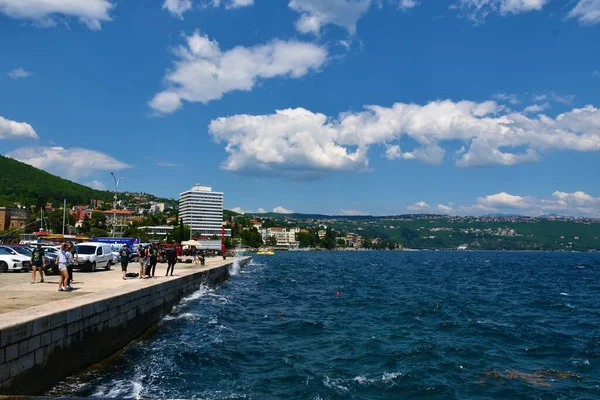 Opatija Croatia May 2023 Люди Узбережжі Адріатичного Моря Місті Опатія — стокове фото