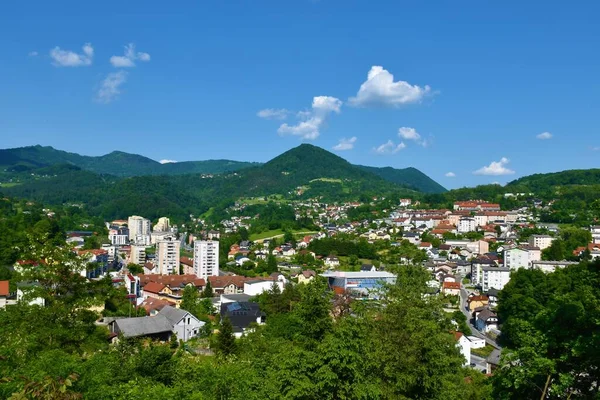 Vue Ville Trbovlje Dans Une Vallée Entourée Collines Couvertes Forêts — Photo