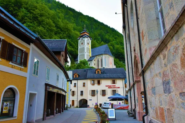 Hallstatt Αυστρία Ιουνίου 2023 Οδός Και Μια Εκκλησία Πάνω Στην — Φωτογραφία Αρχείου