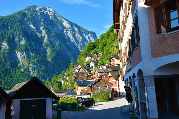 2023年6月13日 オーストリア ホルシュタット 英語版 オーストリア北部のザルツカンマーグート 英語版 にある丘の上の建物とハルシュタットの街 — ストック写真