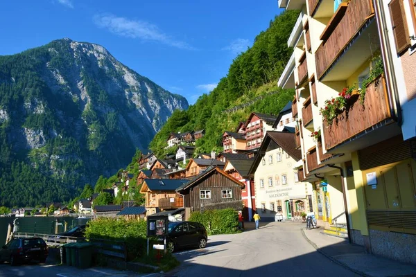 オーストリアのハルシュタット 2023年6月13日 太陽の光に照らされたハルシュタットの町と 太陽の光に照らされたオーストリア北部のザルツカンマーグート地域の上のダシュタイン山脈 — ストック写真