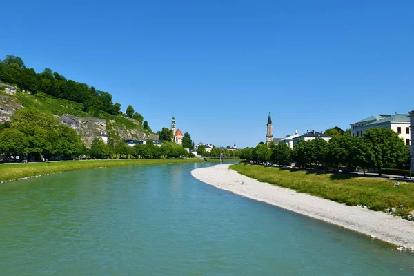 Widok Rzekę Salzach Przepływającą Przez Salzburg Austrii Ewangelicką Parafią Salzburg — Zdjęcie stockowe