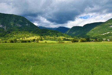 Julian alplerinde dağları olan kırsal alan ve Bohinj, Gorenjska, Slovenya 'da kara bulutlar