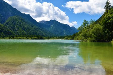 İtalya, Tarvisio yakınlarındaki Lago del Predil Gölü üzerindeki dağın manzarası