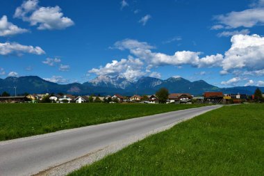 Slovenya 'nın Gorenjska kentinde Grintovec ve Kocna tepeleri olan Sorsko polyesinde Breg köyü ve bir yol