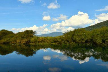 Slovenya 'nın Notranjska kentinde yer alan Cerknica Gölü ve Slivnica tepesindeki Strzen Nehri manzarası