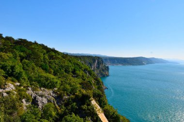 Duino 'nun Duino-Aurisina İtalya' daki Adriyatik Denizi kıyısındaki uçurumları