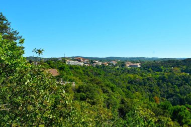 İtalya 'nın Duino-Aurisina kentindeki Portopiccolo Sistiana köyü
