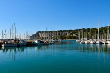 Falesie di Duino ve Portopiccolo Sistiana 'daki marina Trieste, İtalya yakınlarındaki Duino-Aurisina' da.