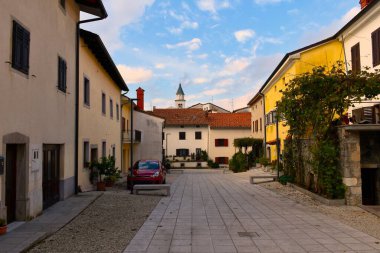 Slovenya, Primorska 'da kilise kulesi olan Vipavski Kriz kasabasında bir sokak.