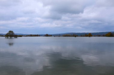 Slovenya 'nın Notranjska kentinde bulutlu bir günde Planinski Jezero manzarası