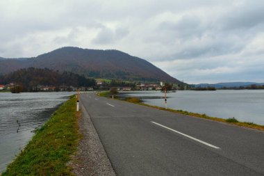 Slovenya 'nın Notranjska kentindeki Planinski köyüne giden yol sular altında kaldı