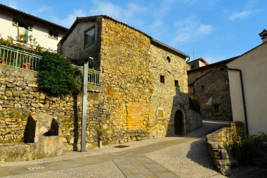 Slovenya 'nın Primorska kentindeki Vipavski Kriz köyündeki eski taş bina