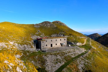 Slovenya 'nın Gorenjska kentindeki Soriska planinasının üzerindeki Mozic Dağı' nın eski kışlası.