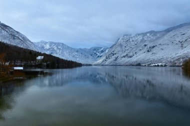 Slovenya 'nın Julian Alp Dağları' ndaki Bohinj Gölü manzarası bulutlu bir kış gününde Gorenjska, Slovenya