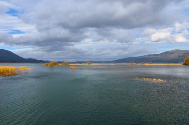 Slovenya 'nın Notranjska kentindeki Cerknisko Jezero gölü manzarası