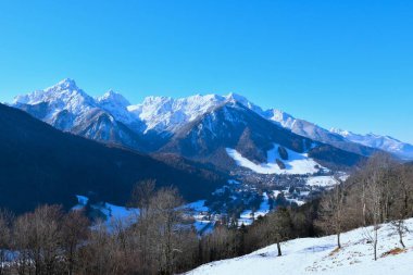 Kranjska Gora kasabasının kış manzarası ve Julian Alpleri, Gorenjska, Slovenya 'daki tepeler karla kaplandı