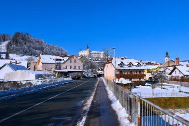 Skofja Loka kasabasındaki köprü ve kışın Slovenya 'nın Gorenjska kentindeki şato.