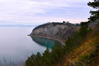 Slovenya 'nın Primorska kentindeki Adriyatik Denizi kıyısındaki Strunjan' daki Ay koyunun manzarası