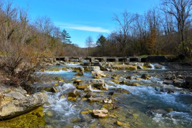 Dragonja nehri manzarası ve Istria, Primorska, Slovenya 'da bir köprü