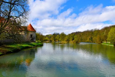 Slovenya 'nın Dolenjska kentinde Krka nehri ve Otocec şatosunun savunma kulesinin manzarası