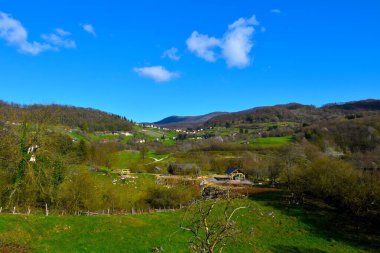 Slovenya 'nın Dolenjska kentinde Crneca vas köyü bellow Gorjanci