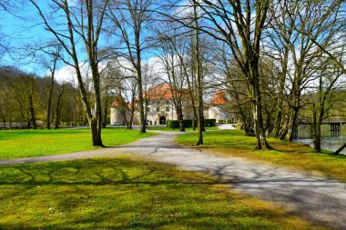 Slovenya 'nın Dolenjska kentindeki Otocec şatosunun önündeki parktan geçen patika