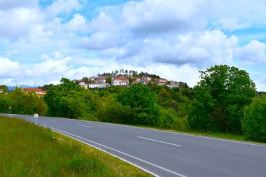 Slovenya 'nın Primorska kentindeki Kras kentindeki Stanjel köyünde yol çığlığı