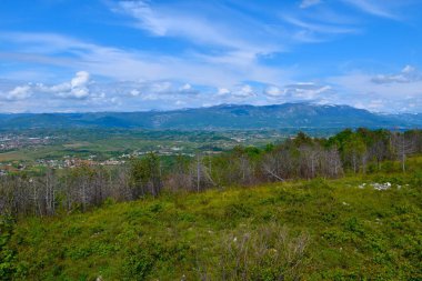 Slovenya 'nın Primorska kentindeki Kras' tan Vipava vadisi üzerindeki Trnovo orman platosu manzarası