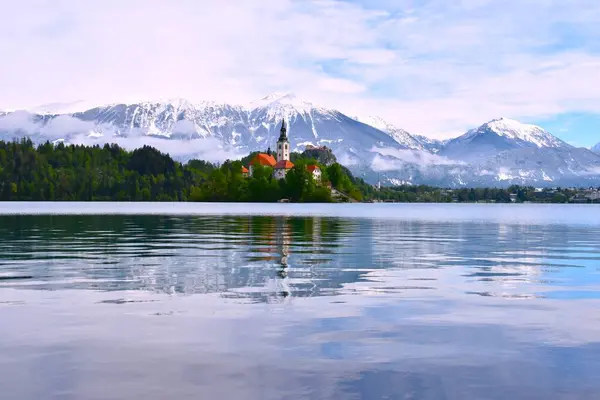 Pohled Kostel Ostrově Jezera Bled Gorenjska Slovinsko Pohořím Karavanke Pokrytým Royalty Free Stock Obrázky