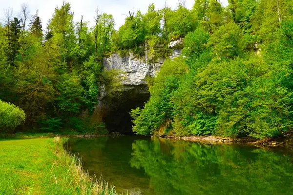 Velký Přírodní Most Řeka Rak Odrazem Vodě Notranjské Slovinsko Stock Snímky