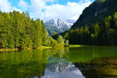 Zgornje Jezersko 'da Plansarsko jezero ve Gorenjska, Slovenya' daki Velika Baba Dağı manzarası